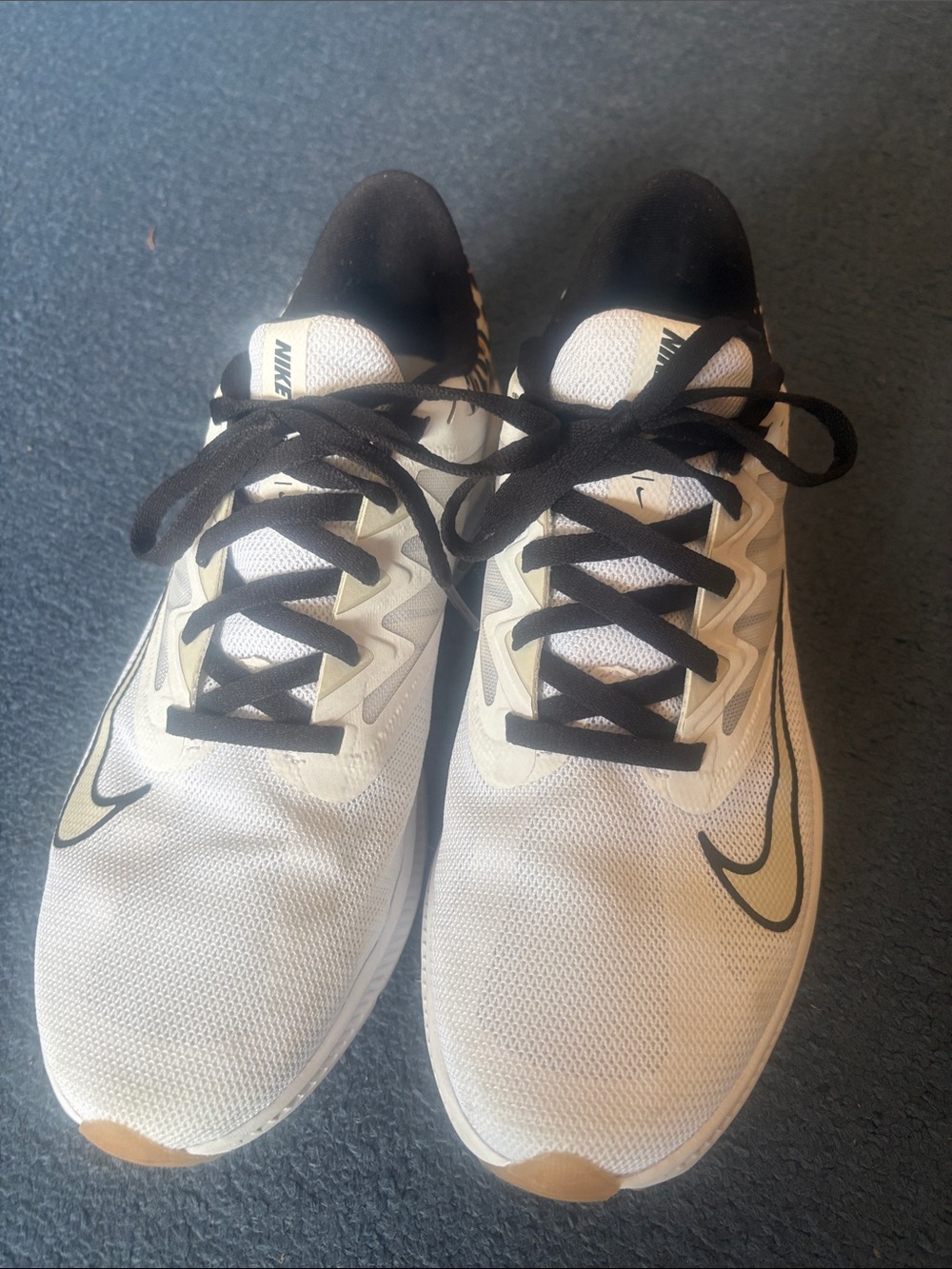Nike Women
thletic Shoes White Black Tan
